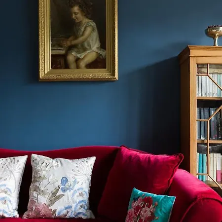 Opulent Blues In Batignolles